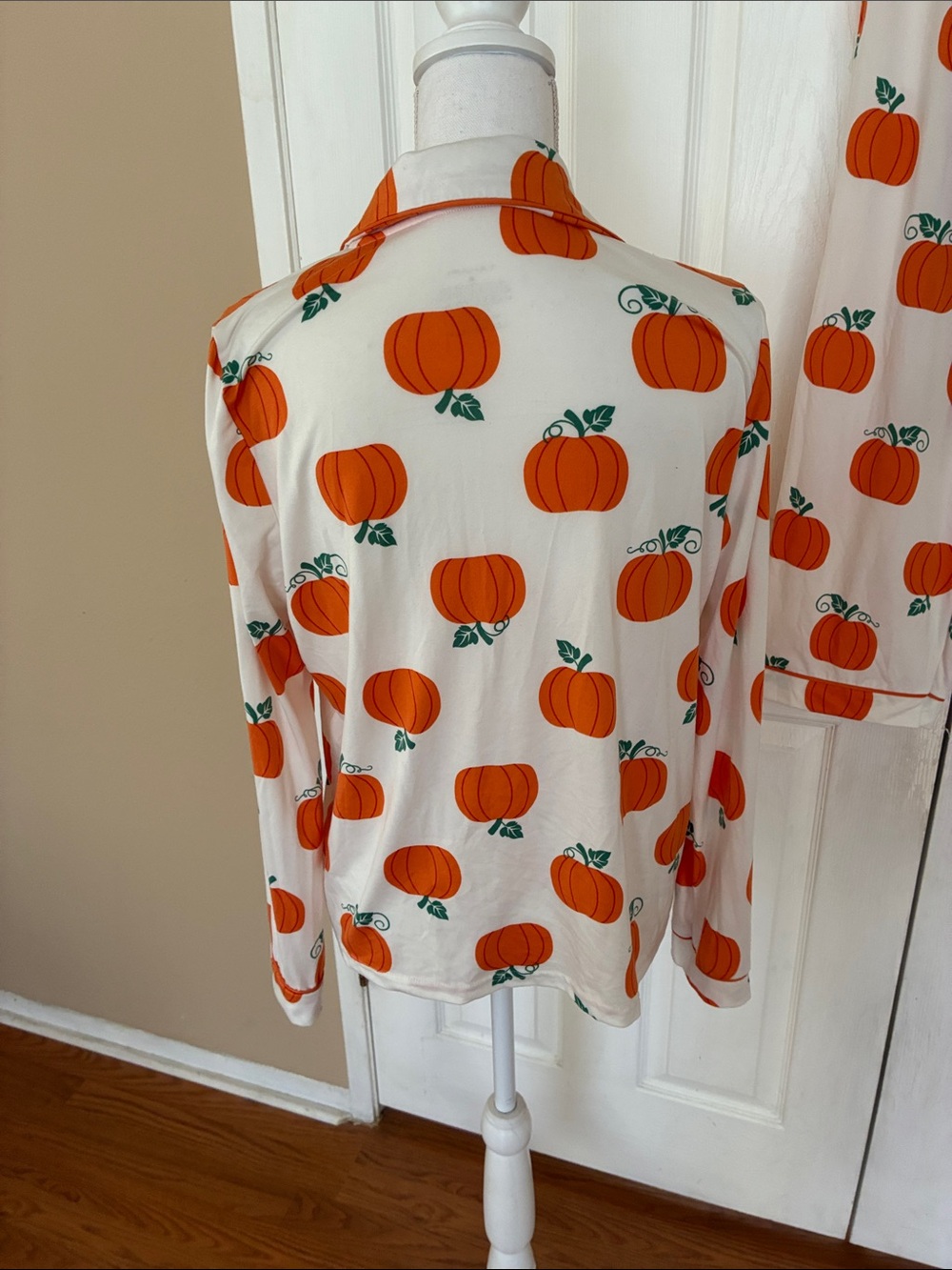 Tahari pumpkin pajama set NWOT - Picture 6 of 8